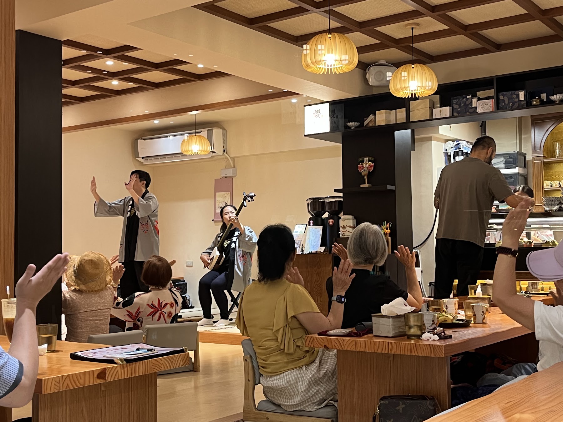櫻珈琲永和仁愛總店室內表演與用餐區