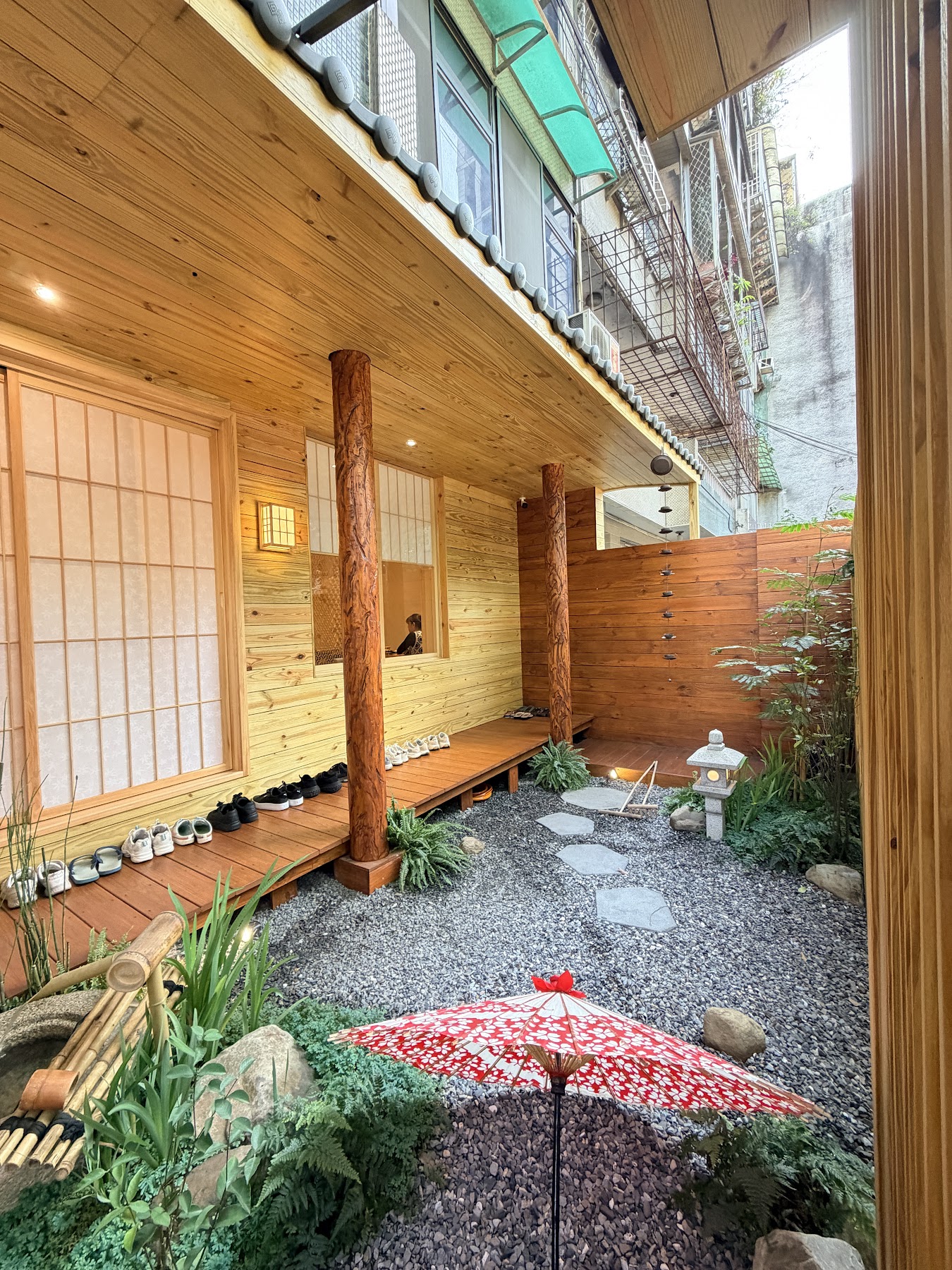 櫻珈琲永和仁愛總店日式庭園與木質外廊